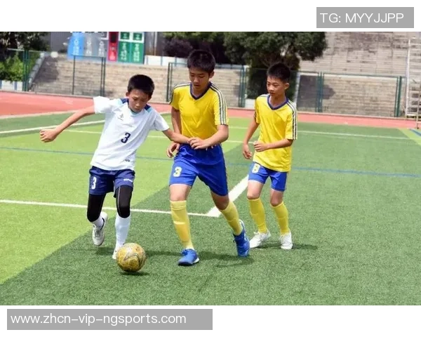 小学生足球梦想与成长的征途在绿茵场上的精彩瞬间